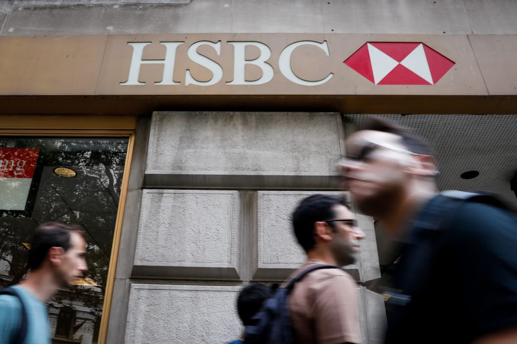 People pass by an HSBC branch bank in the financial district in New York, U.S., August 7, 2019. Photo: Reuters